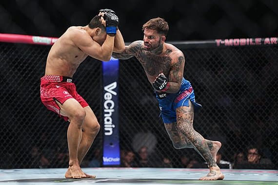 Бывший чемпион UFC вернется в октагон на турнире UFC 329