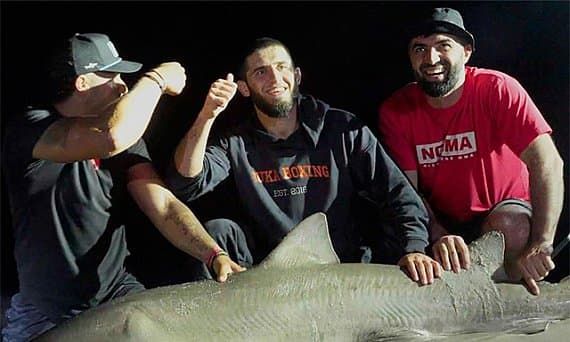 Ислам Махачев ловит акулу перед титульной защитой на UFC 330