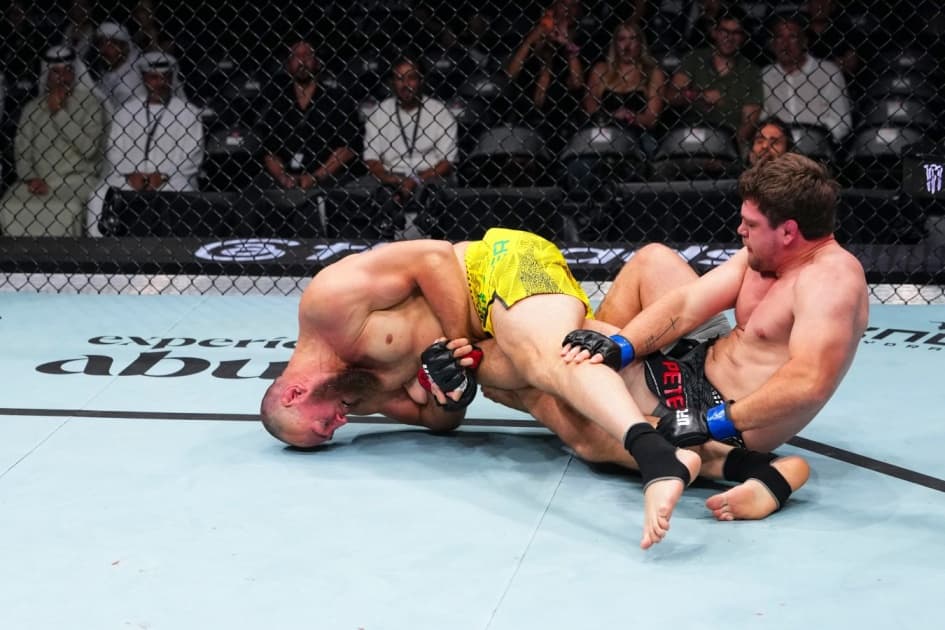 Уокер новым болевым на ногу победил очередного соперника в UFC