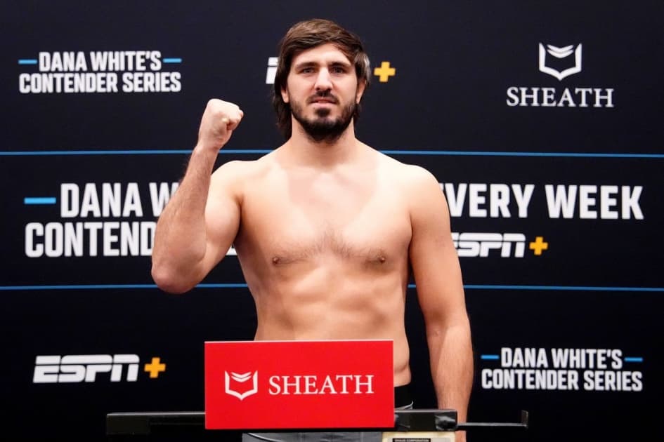 Вахитов оценил набор веса Перейрой: в ударной технике это минус