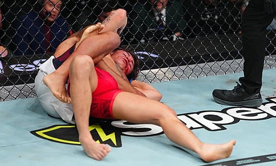 Брэндон Ройвал вырвал победу в драматичном бою на UFC 329