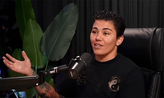 Бывшая чемпионка UFC Джессика Андраде подрабатывает курьером