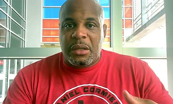Дэниел Кормье рассказал о странном случае в эфире UFC, связанном с договорным боем