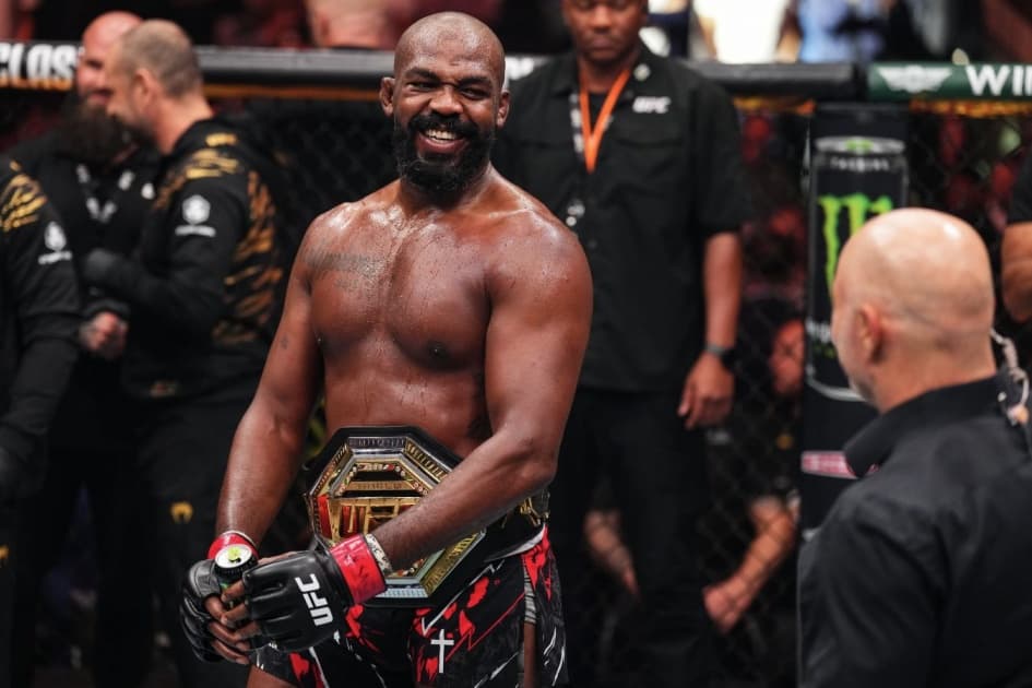 Джон Джонс поделился прогнозом на главный бой UFC 329
