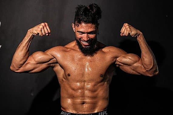 Джонни Уокер поднимается в тяжелый вес и встретится с экс-бойцом PFL на UFC Белград