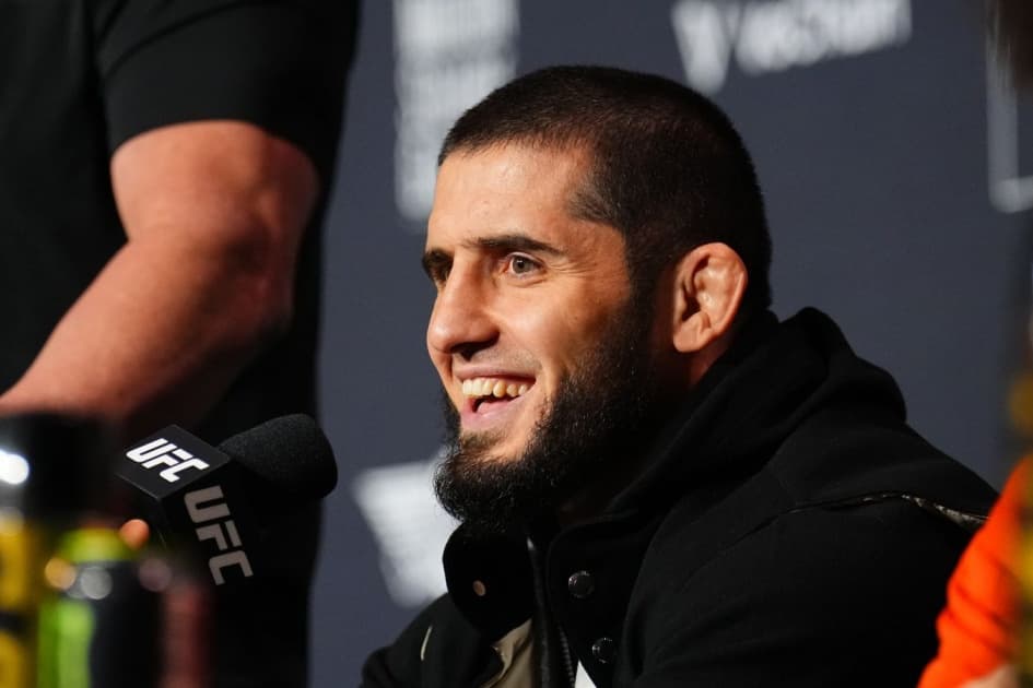 Ислам Махачев подшутил над аргентинским болельщиком после финала ЧМ-2026