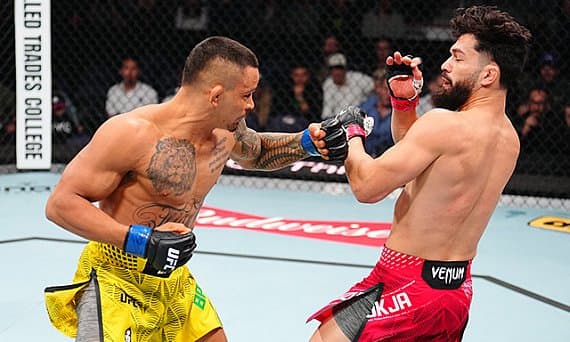 Марсио Барбоза оглушительно дебютирует в UFC, нокаутировав Денниса Бузуйку на UFC Fight Night 273